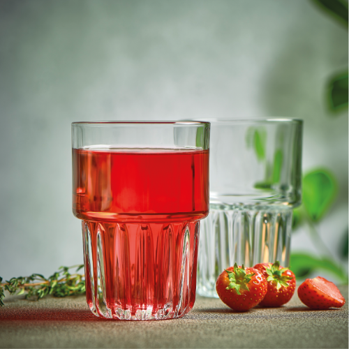 Longdrinkglas Onis Everest 35 cl. gevuld met drank, geplaatst in een sfeervolle setting.